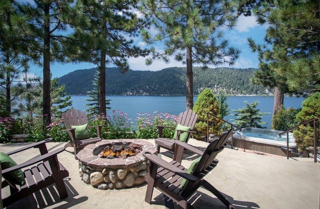 «The Grand» Big Bear Luxury Lakefront Log Home-Private Dock.