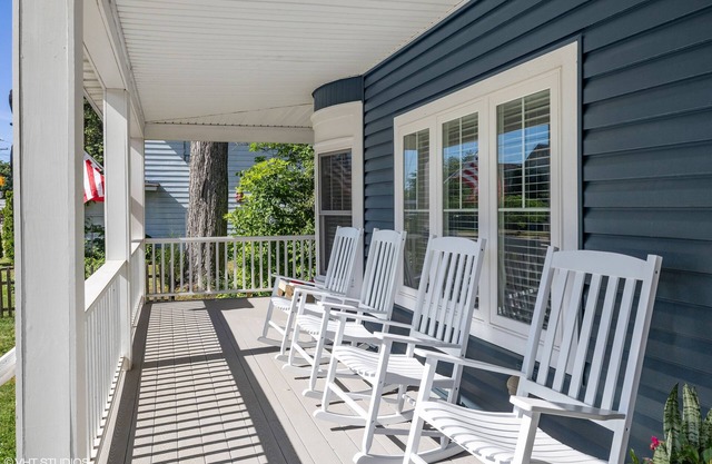 The Grand Elm - Stately homestead in the heart of Three Oaks, MI - 5 bed, 2 bath