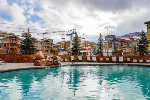 The Grand Summit Hotel in the Canyons Village - Walk to Ski Lift - Pool, Gym, Spa, More!