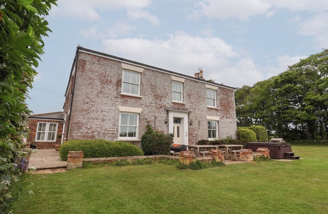 THE GRANGE, pet friendly, character holiday cottage in Flamborough