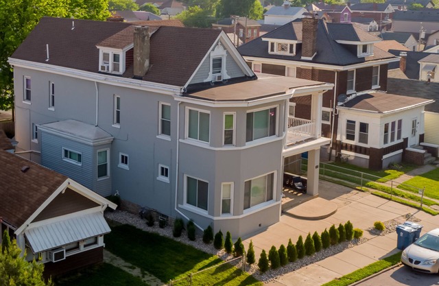 La baleine grise. 6 BR 3 Bains. Trois miles au centre-ville de Cincinnati. 16 personnes et plus