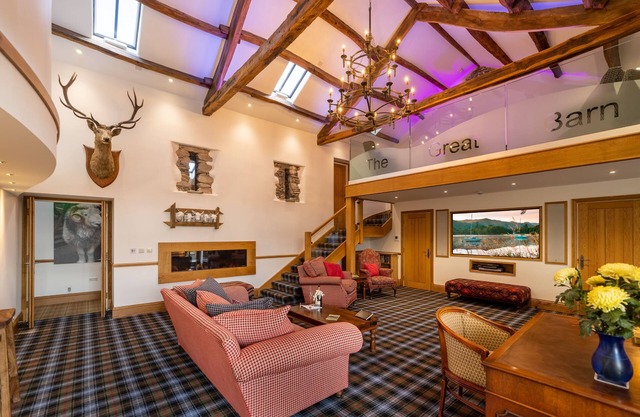 The Great Barn - Luxury Home with Lake Access - Dog-friendly