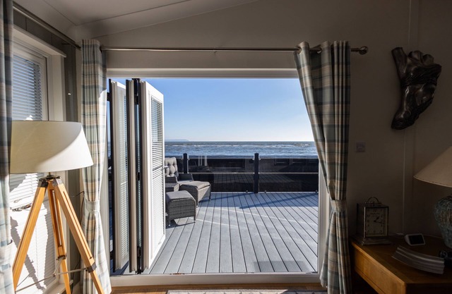 The Great Escape - a frontline lodge overlooking Avon Beach