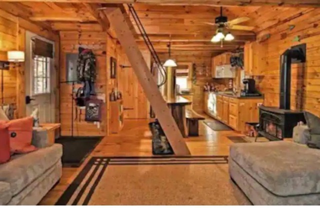 “The Great Escape” Log Cabin in small town NH 💕