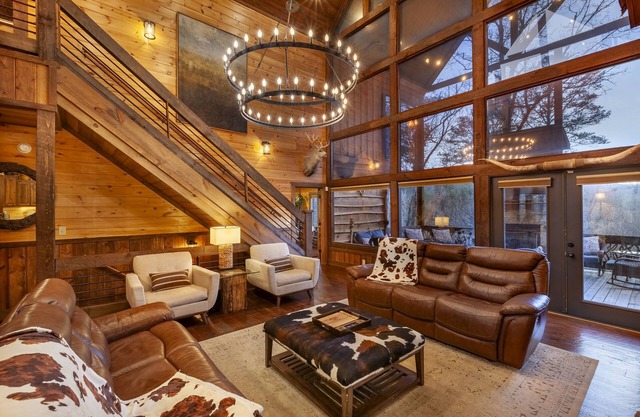 LUXURY Resort-Style Lodge ~ 14 personnes ~ près de la rivière Toccoa ~ 10 minutes. de Blue Ridge, GA