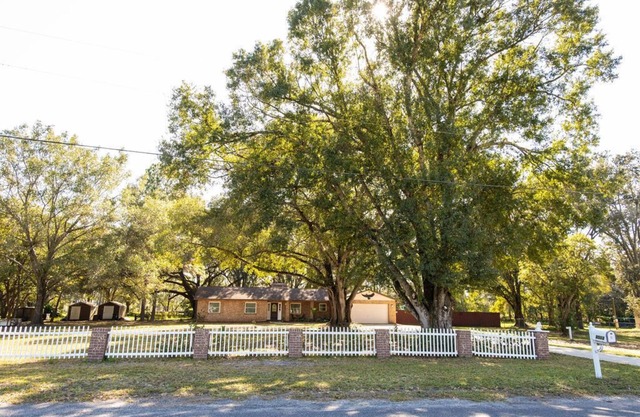 "The Green" getaway home plus pool in Wesley Chapel Florida