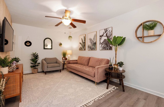 The Greenhouse: Walking Distance to Downtown