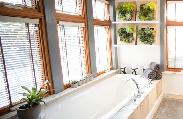 THE GREENLAKE BUNGALOW - center of seattle