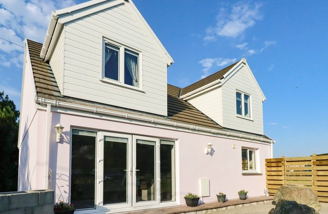 THE GROVE, family friendly, with a garden in Camborne
