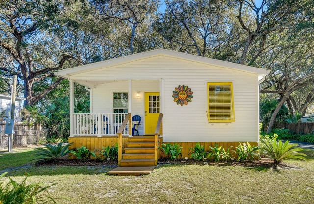‘The Hammock Cottage’ w/ Fire Pit < 1 Mi to Beach!