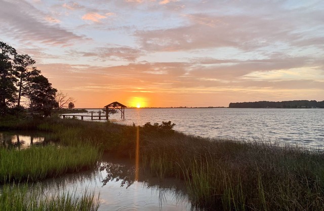 Waterfront 4BR- Private Pier, Kayaks, Fishing, Beautiful Sunrises and Sunsets!