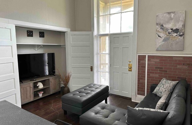 The Harrison A / 1BD/1BA Apt steps from Riverfront