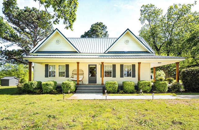 The Hartwell Haven! Enjoy the hot tub, fire pit, & less than 5miles from Marina!