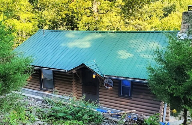 THE HAVEN, Log cabin in the woods minutes from downtown Madison. Whole House
