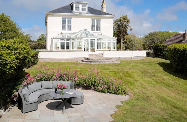 THE HAVEN, pet friendly, with open fire in Daymer Bay