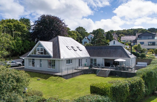 The Hawthorns - Luxury Cottage, Hot Tub, Sea Views