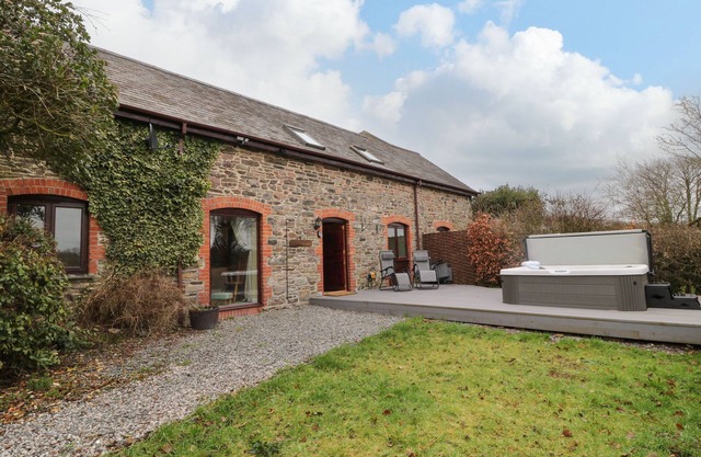 THE HAWTHORNS, pet friendly, with hot tub in North Molton