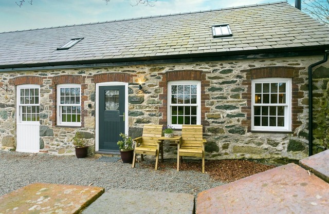 The Hayloft - boutique retreat for 2 with hot tub