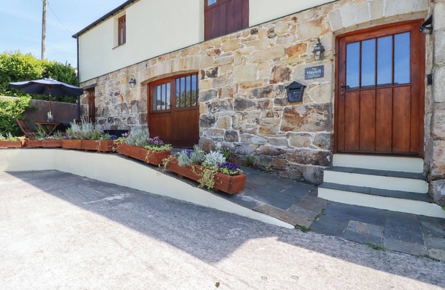 THE HAYLOFT, pet friendly, with a garden in Sticker