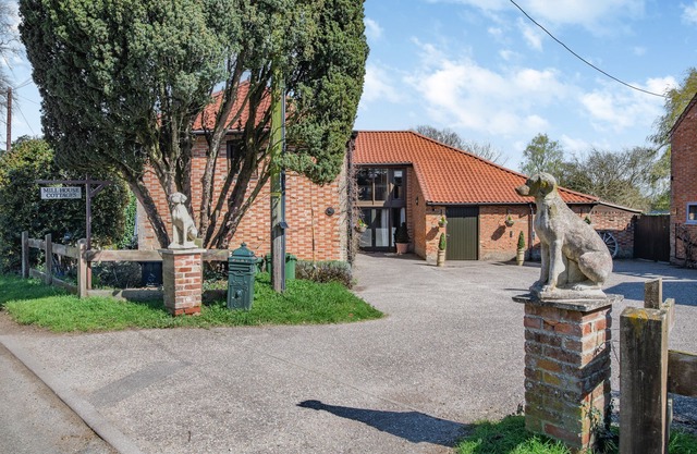 Le Hayloft, SAHAM HILLS