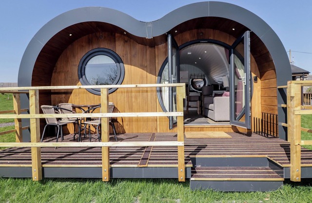 THE HAZEL POD, character holiday cottage, with a garden in Cowbridge