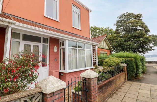 THE HEADLANDS - GOWER, pet friendly, with a garden in The Mumbles