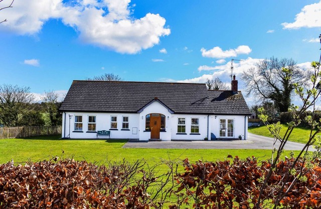Entire House - Sleeps 14-Traditionelle-Maison-Vue sur Jardin-Salle de bain pr...