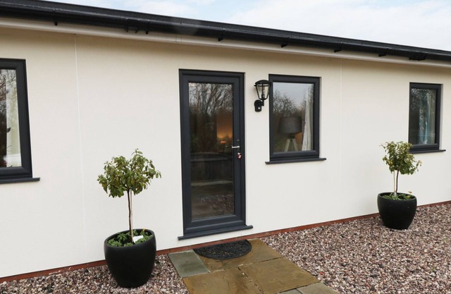 THE HEN HOUSE, pet friendly, with a garden in Thornton, Lancashire