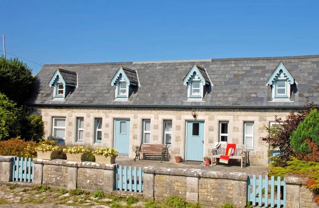 THE HEN HOUSE, pet friendly, with a garden in St Brides Major