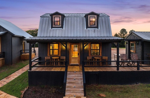 The Hendo - Cabin #2- Intimate Family Getaway