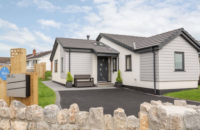 THE HERUN, pet friendly, luxury holiday cottage in Rhosneigr