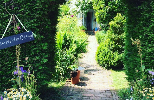 Le «Hidden Cottage», une retraite paisible à la campagne, surplombant les champs et les jardins.