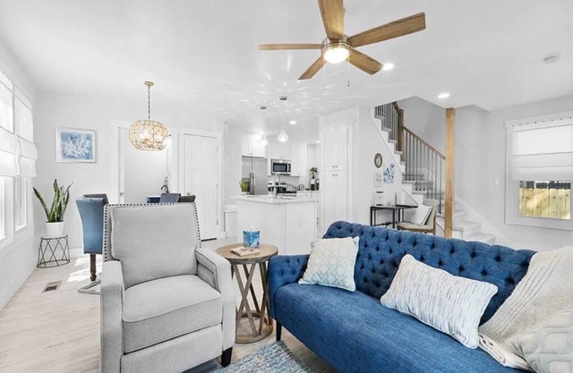 The Hideaway: 2 Bedroom 2.5 Bath, blocks to ocean.