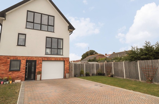 THE HIDEAWAY BEACH HOUSE, family friendly in Littlestone-On-Sea