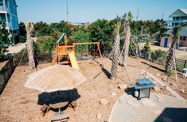The Hideaway C- Beach - Dog Friendly - Playground - Bikes - Fenced in Yard