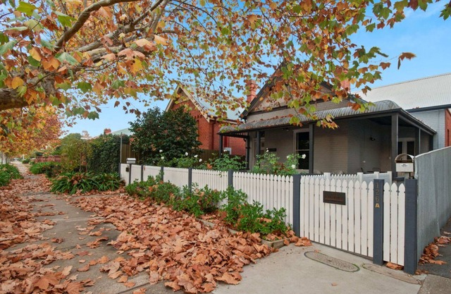 The Hideaway - Charming Cottage, Entertaining Area