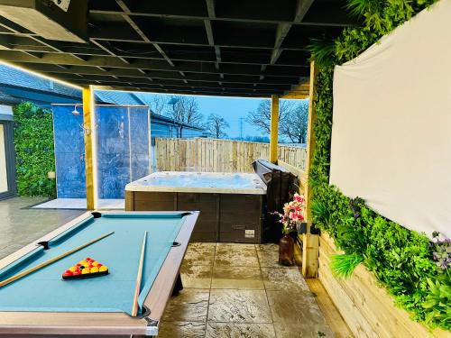 The Hideaway - Farm Stay with hottub, pool table and outdoor cinema