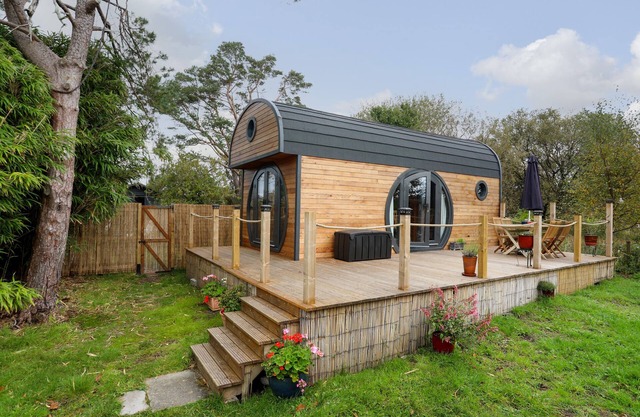 THE HIDEAWAY POD, family friendly, with hot tub in Criccieth