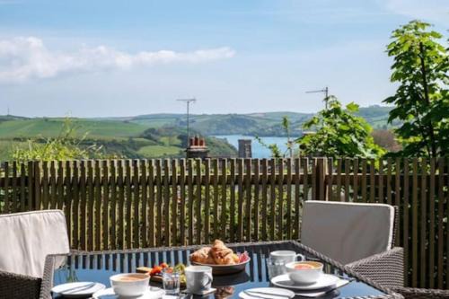 The Hideout-Boutique Cabin, Estuary View & Parking