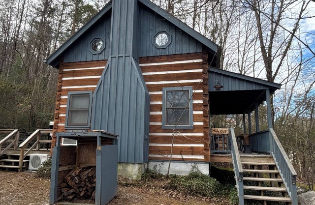 The Hideout Cabin at Country Manor Acres
