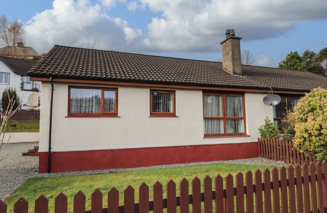 THE HIDEOUT, pet friendly, country holiday cottage in Portree