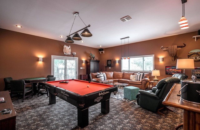 The Highlands Hangout, EXPO, CENTRE-VILLE, rangée de restaurants !!! Salle de jeux et emplacement!