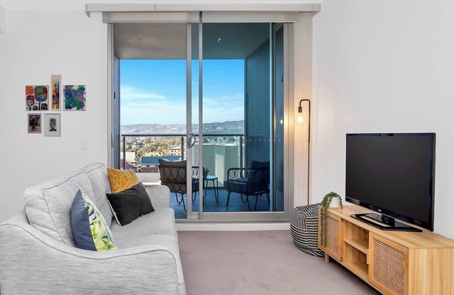 The Hindmarsh Hotel style Pad with Hills Panorama