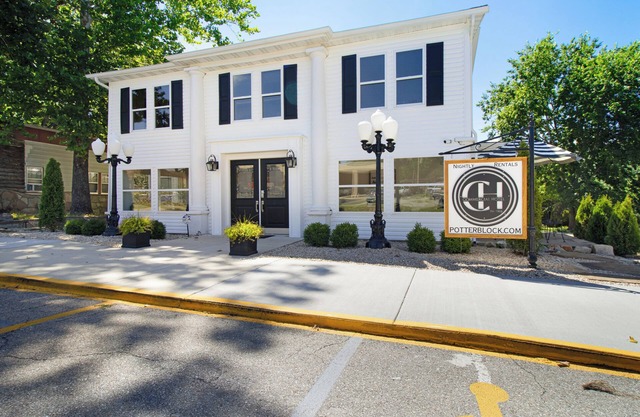 The Historic "Commercial Hotel" - 12 private bedrooms - Walk to the River!