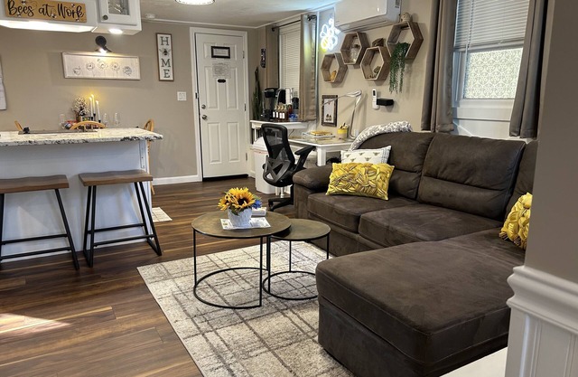 The Hive: A Honeybee-Themed Retreat. Wi-fi, Video Games, EV Charger, Garden View