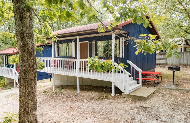 The Hive- Private cabin just one mile to SDC!
