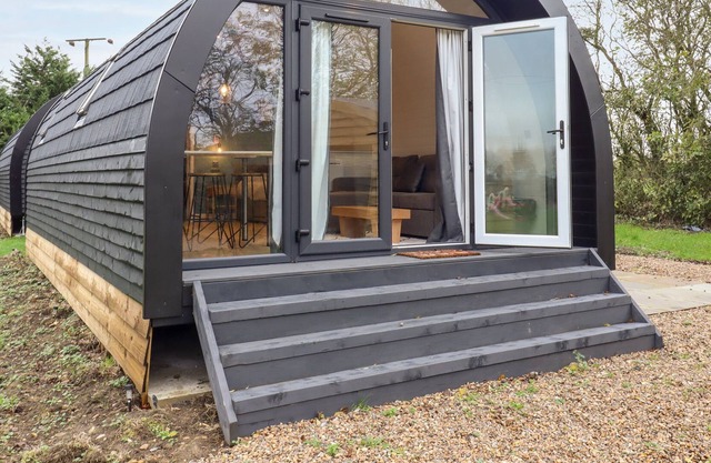 THE HOLIDAY POD AT HOLLY TREE BARNS, romantic in Halesworth