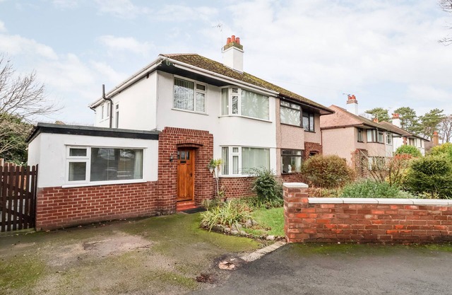 THE HOLLIES, pet friendly, with a garden in Prestatyn