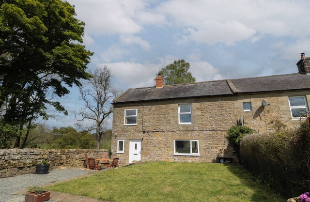 THE HOLLOW, pet friendly, character holiday cottage in West Woodburn