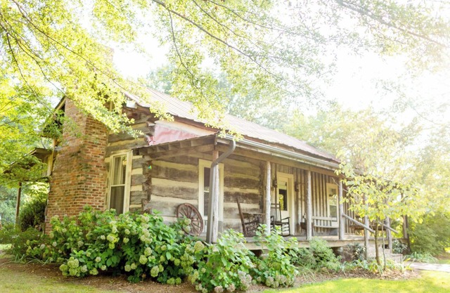 La cabane en rondins Holly House, 100-year-old cadre historique